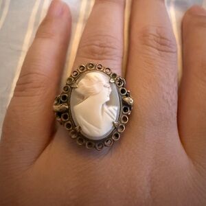 Vintage Cameo Ring in Gold and Cream